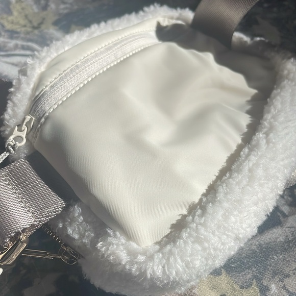Lululemon Sherpa belt bag - Picture 4 of 4